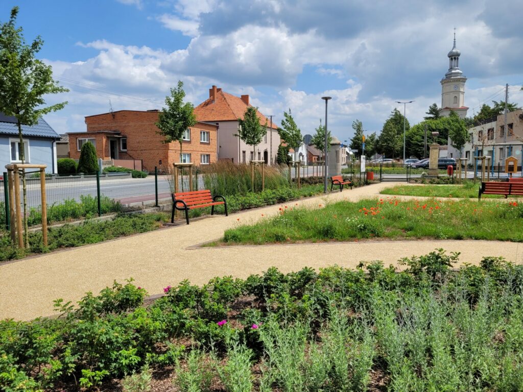 Zdjęcie przedstawia zagospodarowany plac w sołectwie Potarzyca.