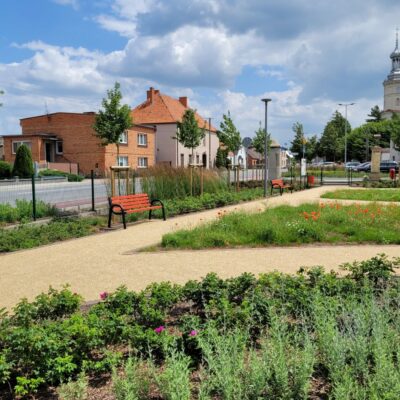 Zdjęcie przedstawia zagospodarowany plac w sołectwie Potarzyca.