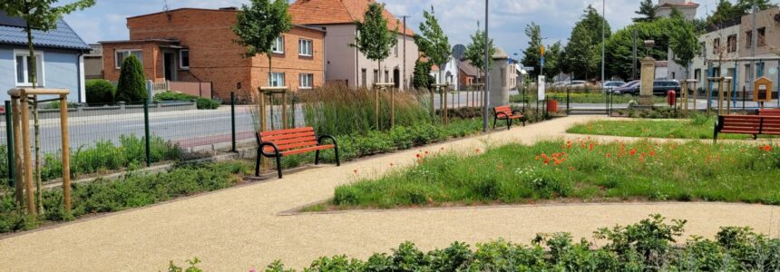 Zdjęcie przedstawia zagospodarowany plac w sołectwie Potarzyca.