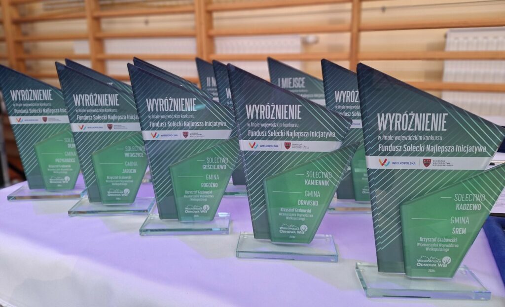 Statuetki dla nagrodzonych w konkursie "Fundusz sołecki - najlepsza inicjatywa"